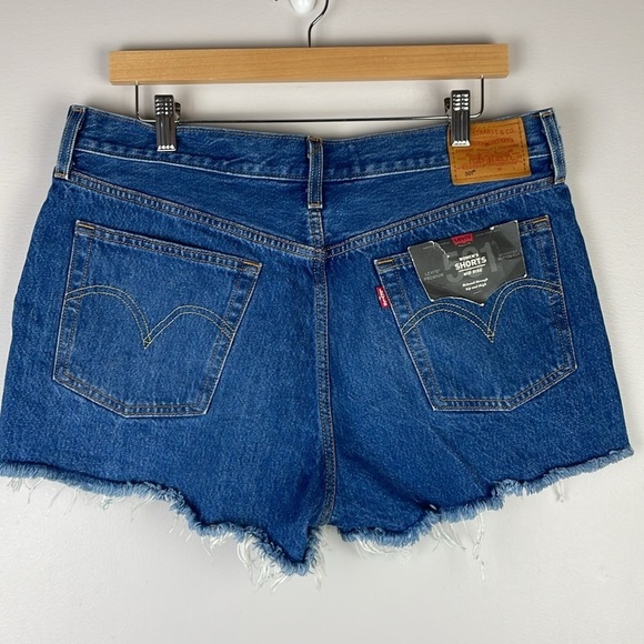 NWT Levi Premium Womens Plus Denim Jean Shorts SZ 32 501 Mid Rise Raw Hem Button - Picture 5 of 13